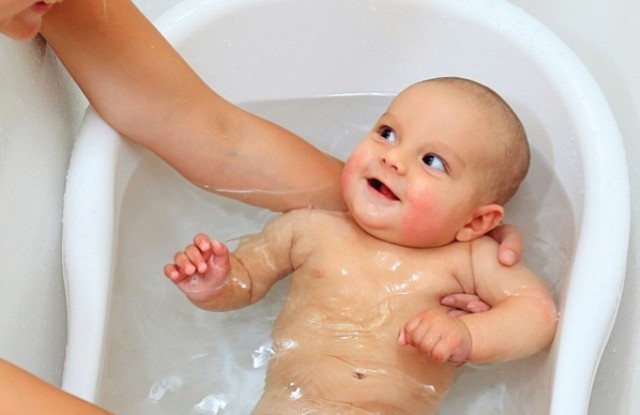 Cómo bañar a tu bebé de forma segura